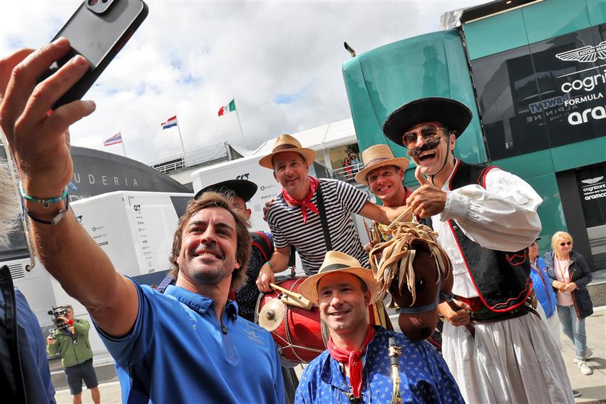 Alonso selfie